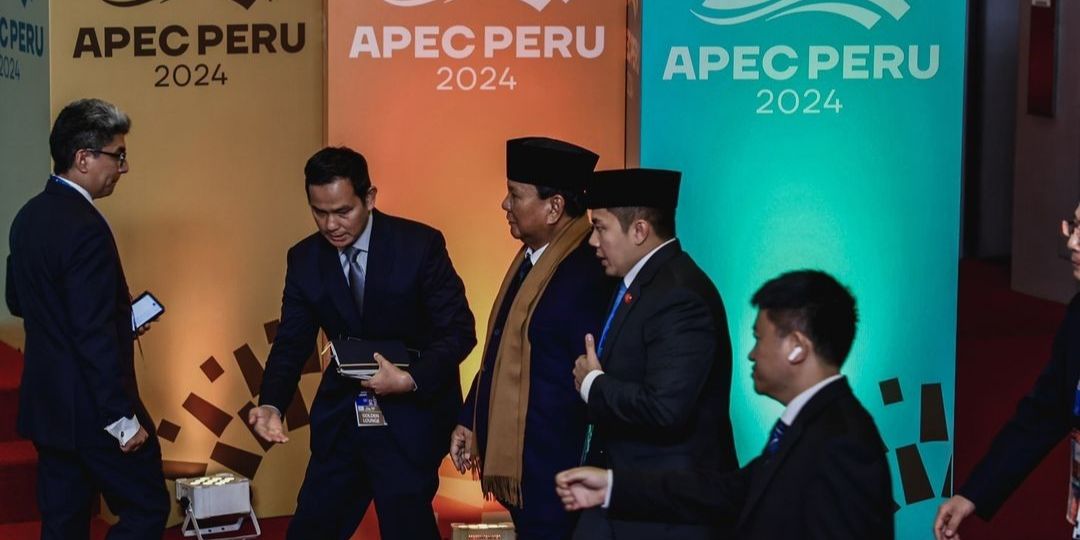 Aksi Sigap Mayor TNI Teddy Rapikan Syal Prabowo Depan Pemimpin Dunia di KTT APEC