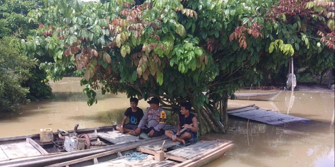 Cara Unik Personel Polri Sampaikan Pesan Pilkada Damai dari Atas Perahu