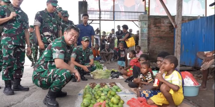 Mampir ke Pasar Tradisional, Kasad Maruli Borong Dagangan Mama-Mama Papua Sampai 'Happy' Banget