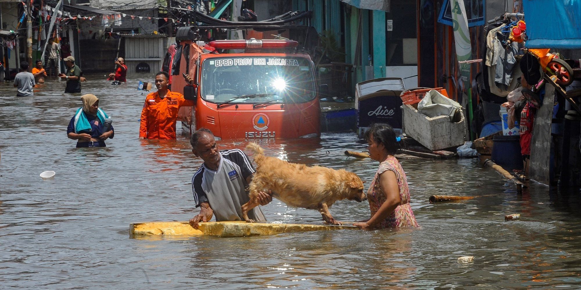 FOTO: Penampakan Banjir Rob Rendam Pesisir Utara Jakarta, Warga Dievakuasi Naik Buldoser