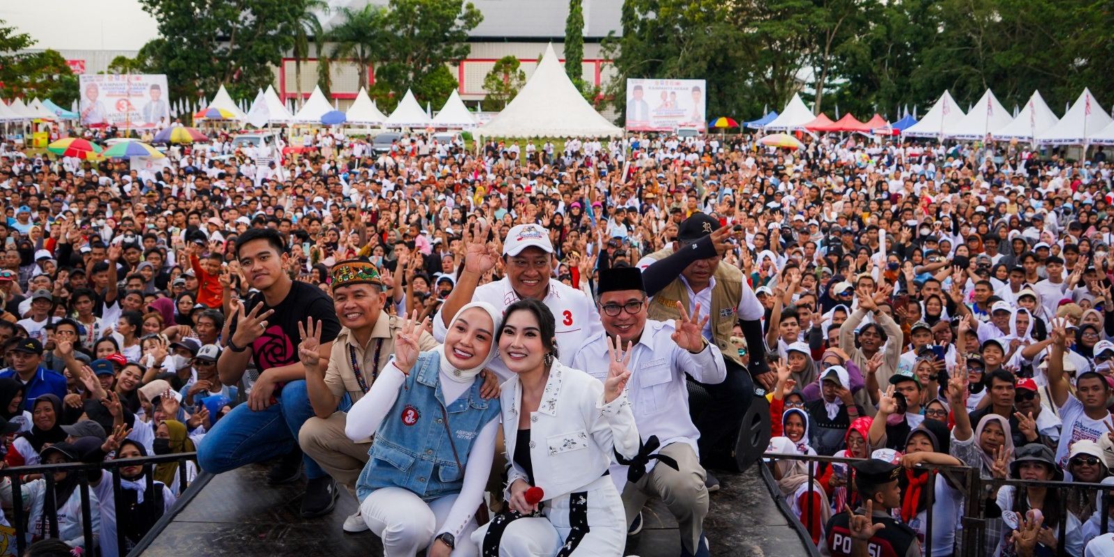 Ribuan Warga Sampit Kompak Salam 3 Jari Saat Kampanye Akbar Agustiar Sabran-Edy Pratowo