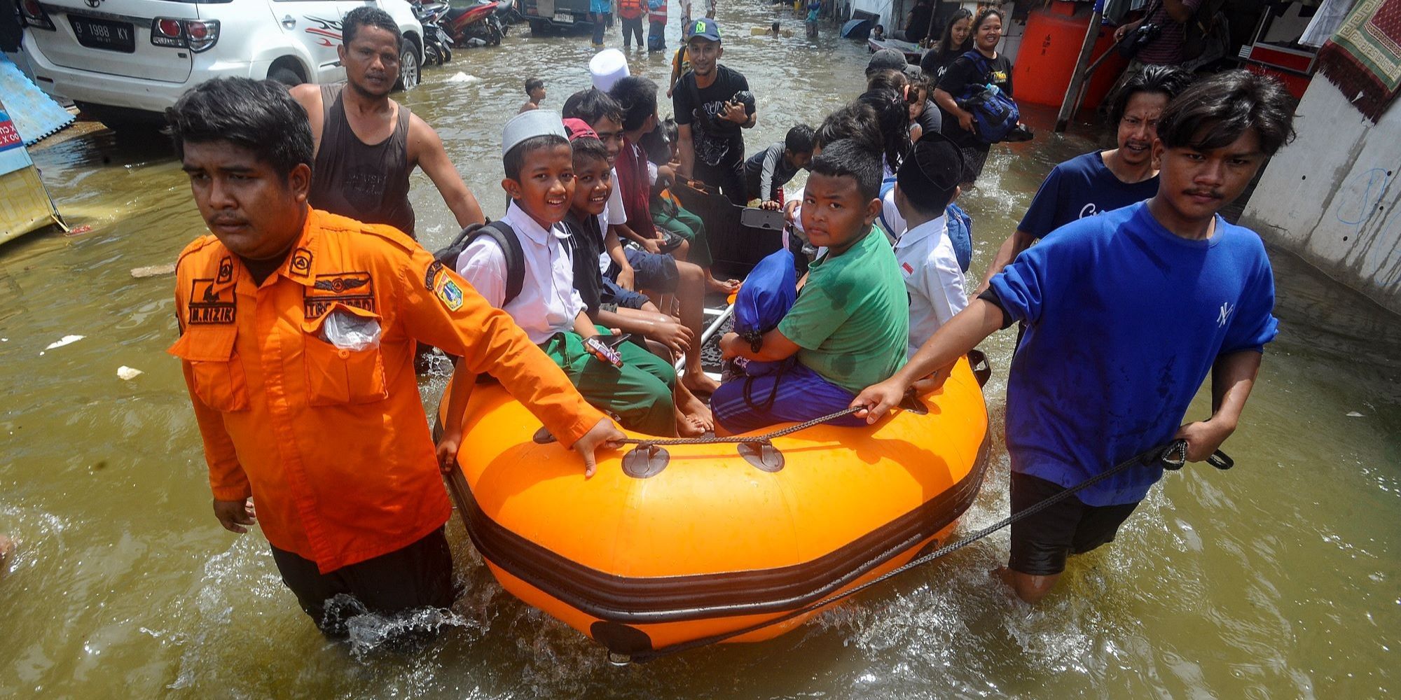 FOTO: Banjir Rob Muara Angke, Anak-Anak Pulang Sekolah Dievakuasi Perahu Karet