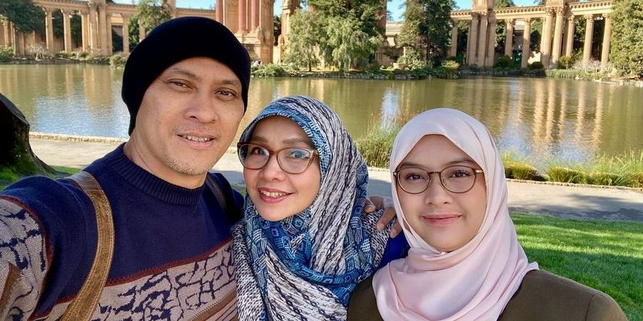 Jarang Tersorot, Potret Khadeeja Anak Gitaris Andra Junaidi yang Cantik Berhijab - Senyumnya Manis Banget