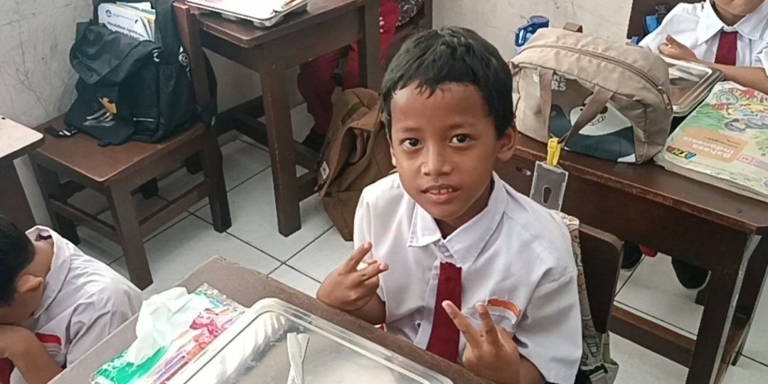 Siswa SDN Ini Pucat dan Hampir Pingsan Kelamaan Nunggu Gibran Bagikan Makan Gizi Gratis