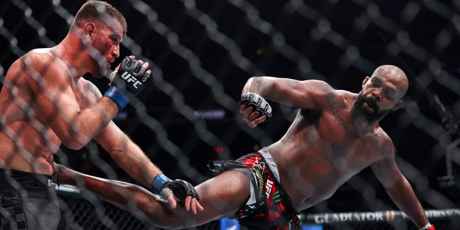 Semakin Tidak Terbendung, Jon Jones Tumbangkan Stipe Miocic dengan Spinning Back Kick