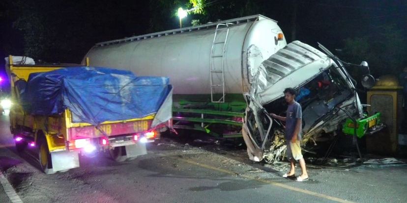 Dramatis, Evakuasi Sopir Terjepit Kabin saat Tabrakan Maut 2 Truk di Jalur Lumajang-Jember