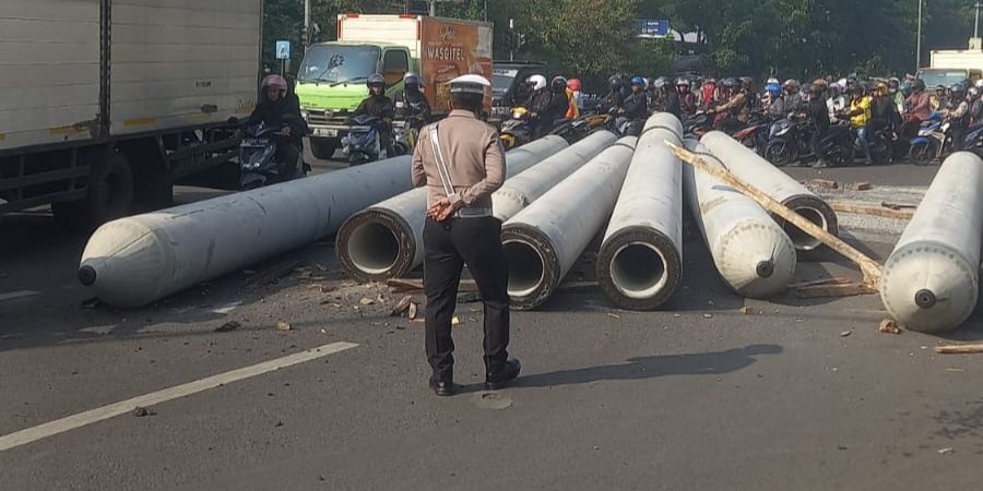 Terjatuh dari Truk, Puluhan Paku Bumi Menggelinding di Jalan Soekarno-Hatta Bandung & Bikin Macet