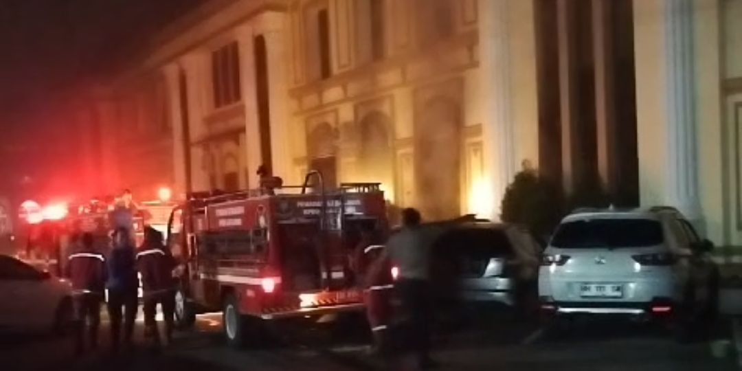 Saksi Dengar Suara Ledakan saat Gedung Polresta Jambi Terbakar