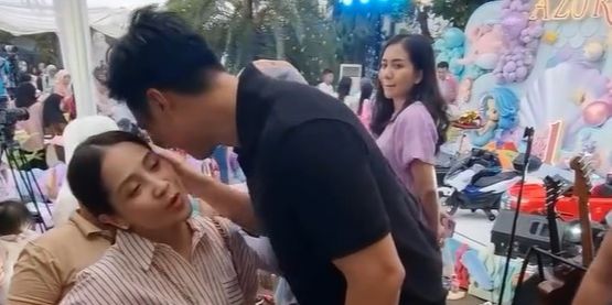 Sikap Baim Wong Elus Kepala Nagita di Ultah Azura Anak Aurel Hermansyah Tuai Cibiran