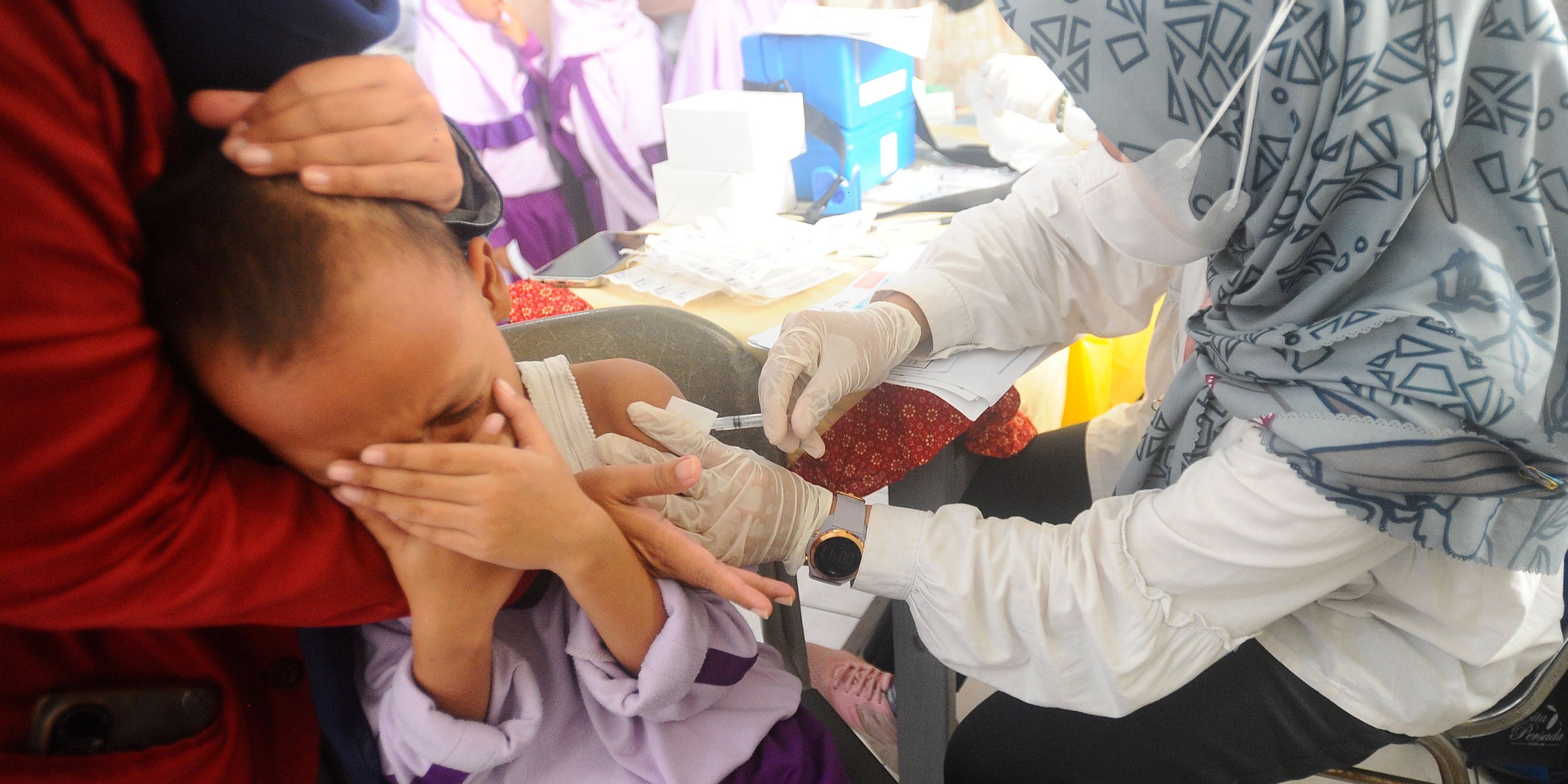 FOTO: Ragam Ekspresi Murid SD di Depok Disuntik Vaksin Difteri Tetanus