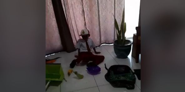 Anak SD Ngamuk Tak Mau Sekolah, Disuruh Nyapu Sama Sang Ibu Langsung Ngacir Berangkat