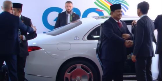 Momen Seskab Teddy Tak Rela Lepas Prabowo Jalan Sendiri, Hanya Bisa Pasrah saat Dicegah Pengawal Keamanan Bule Berbadan Besar