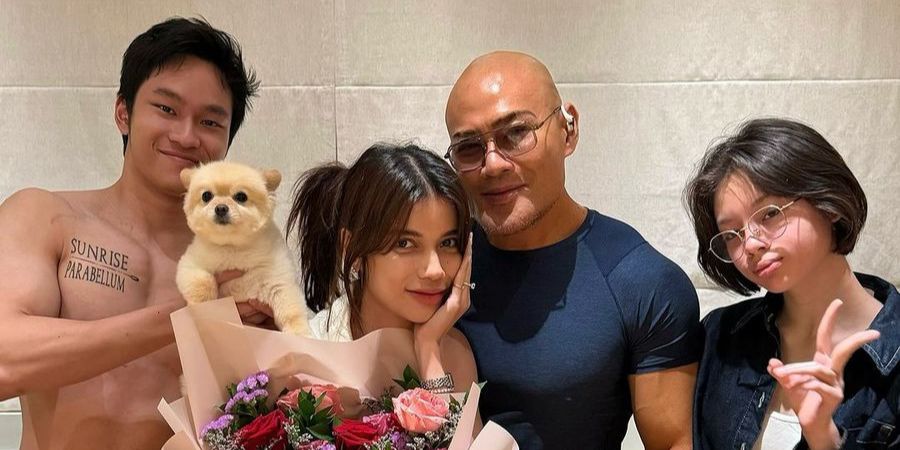 Potret Perayaan Ultah Sabrina Chairunnisa Bareng Deddy Corbuzier & Anak-anak, Sederhana dengan Nasi Tumpeng di Rumah