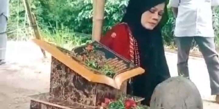 Heboh Penyanyi Minang Syuting Video Klip di Makam Nia Kurnia Sari, Pihak Keluarga Buka Suara