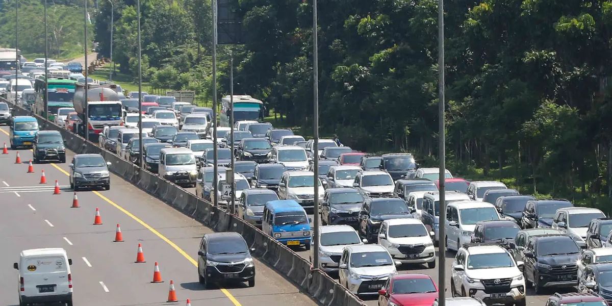 Putar Otak Cari Solusi Urai Macet Puncak yang Tak Pernah Ada Mereda