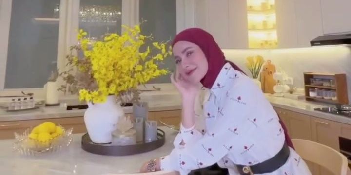 Mewah dan Elegan, Intip 8 Potret Dapur Baru Olla Ramlan dengan Chandelier Cantik, Impian Para Ibu Rumah Tangga