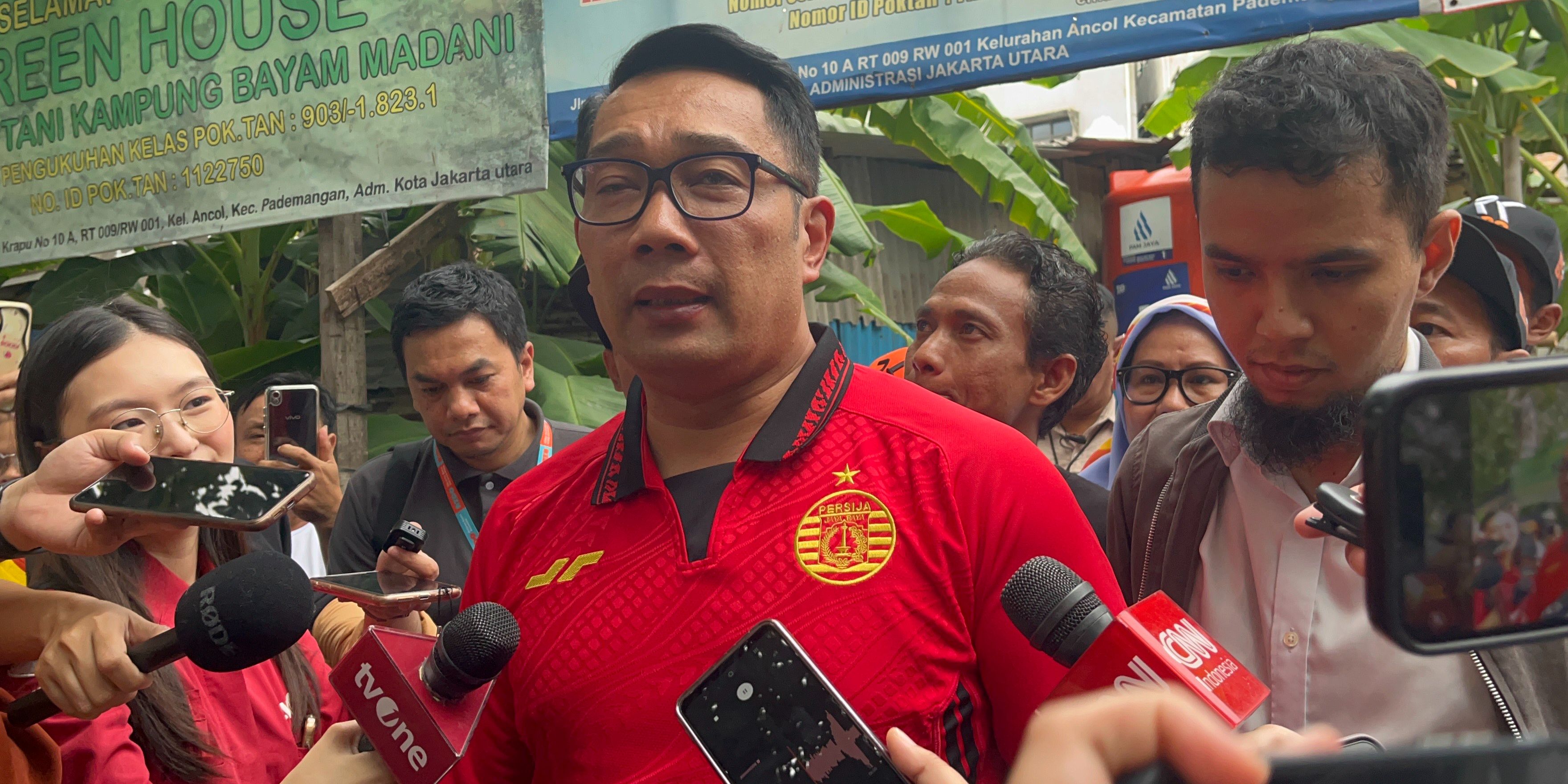 Gaya Ridwan Kamil Kenakan Jersey Persija saat Blusukan ke Kampung Bayam