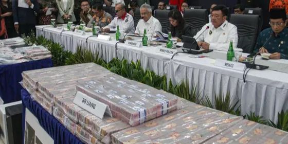 FOTO: Penampakan Tumpukan Uang Miliaran Rupiah Hasil Operasi Pemberantasan Judi Online