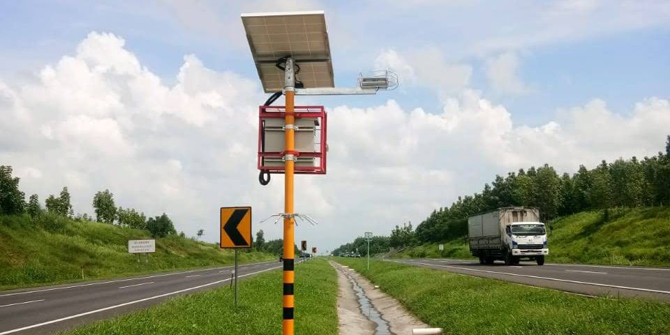 Menjelaskan Peran dan Ketentuan Penggunaan Lampu Strobo di Jalan Raya.