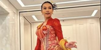 7 Inspirasi Outfit Batik Kombinasi untuk Pesta Pernikahan ala Selebriti Tanah Air