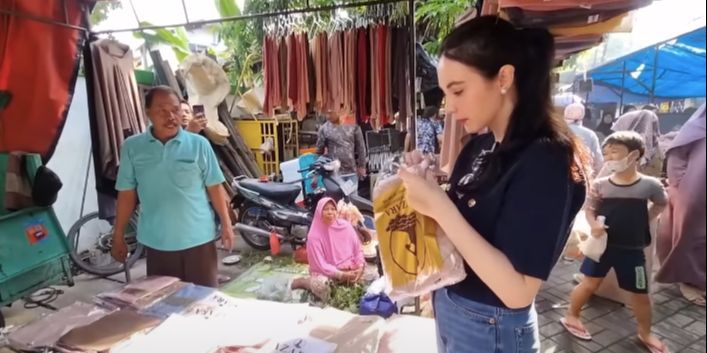 Tak Gengsi, Momen Arumi Bachsin Belanja Kerudung dan Oncom di Pasar Tradisional