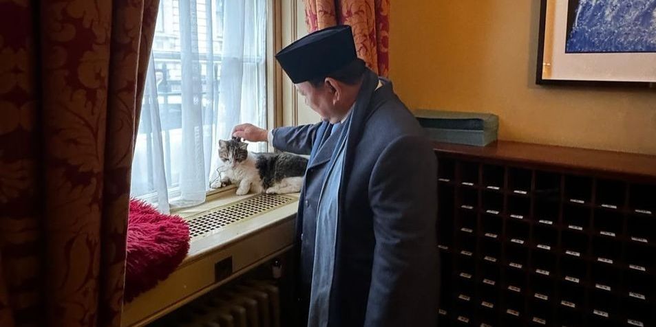 FOTO: Potret Prabowo Gemas Elus-Elus Larry 'The Cat', Kucing Lucu Penghuni Kantor PM Inggris