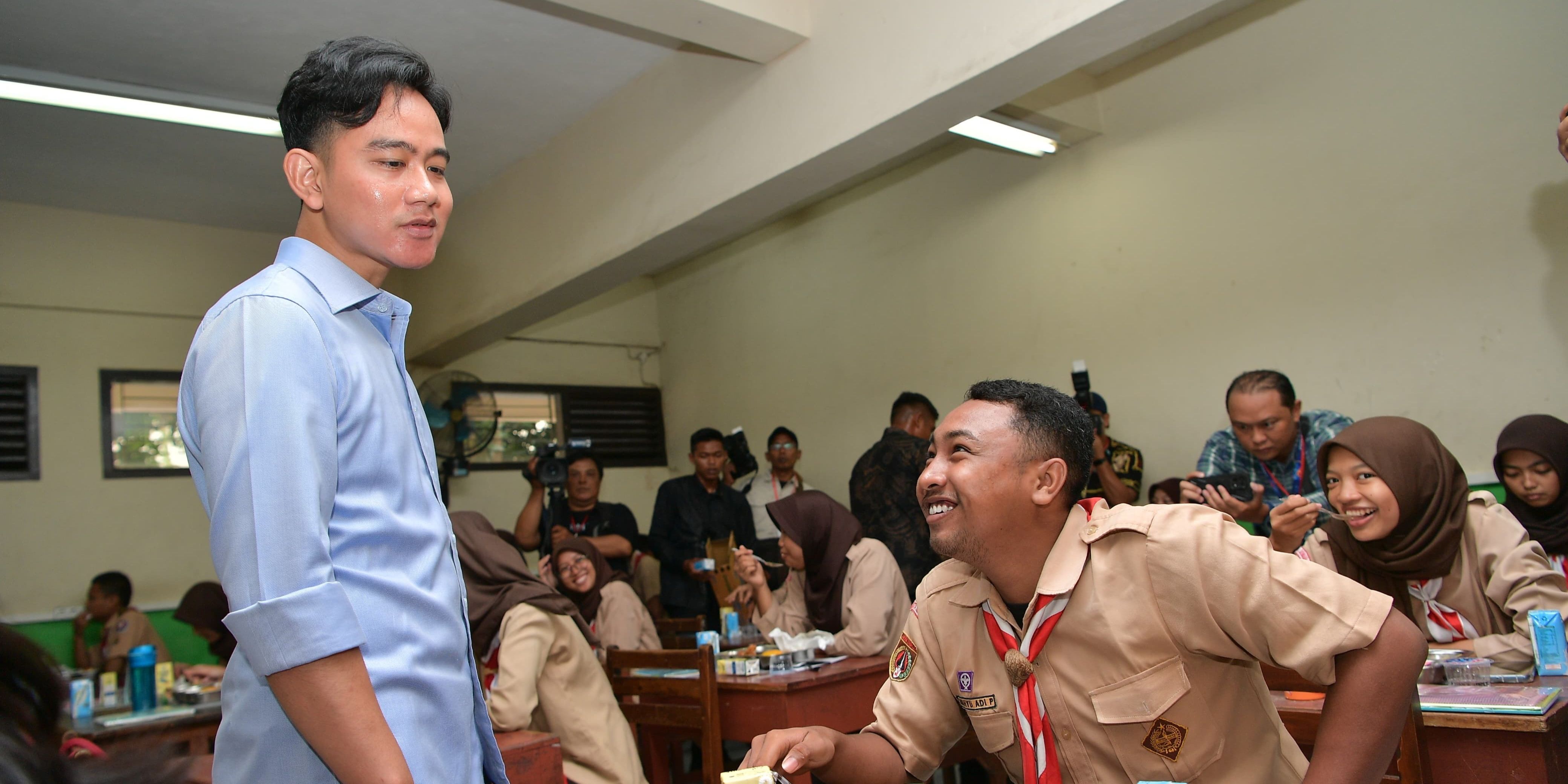 Gibran Tinjau Makan Bergizi di SMKN 7 Semarang