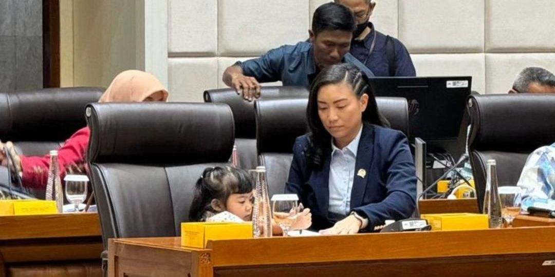 VIDEO: Momen Gemas Rahayu Keponakan Prabowo Pangku Anak Pimpin Rapat DPR