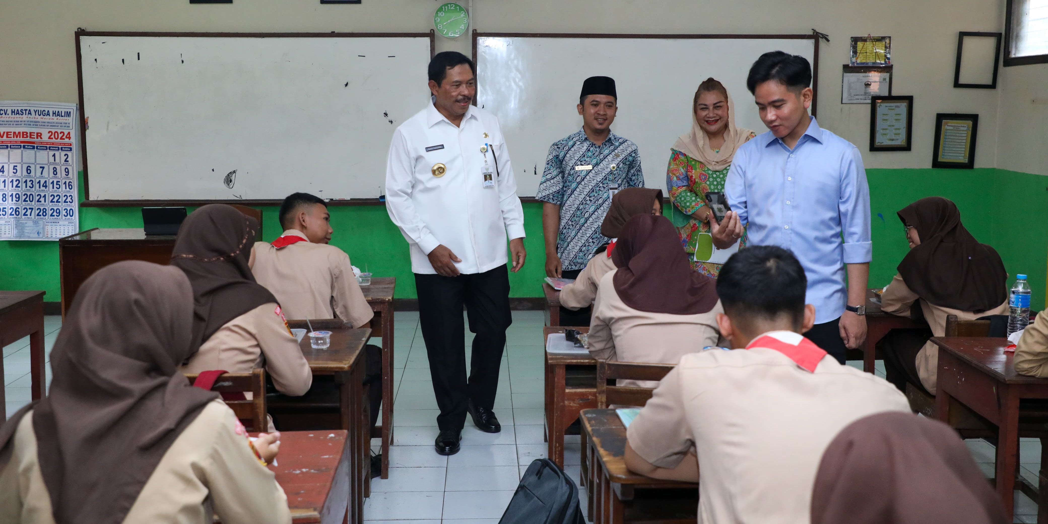 Gibran Tinjau Uji Coba Makan Gratis di SMK Semarang, Siswa: Kurang Kenyang