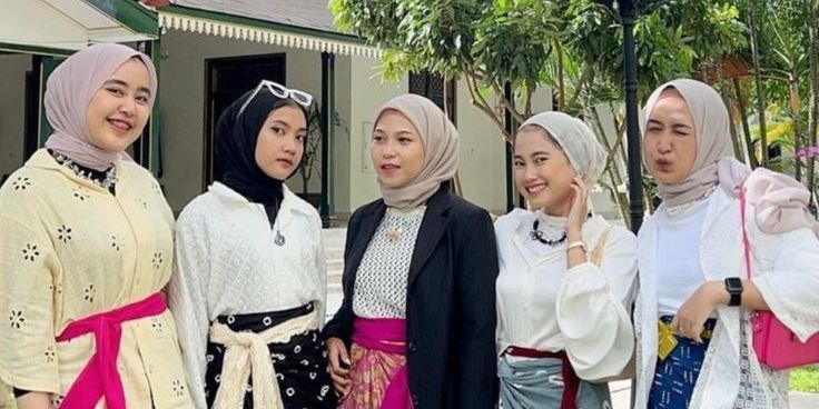 Tampil Menawan di Kondangan dengan 5 Gaya Batik untuk Wanita Berhijab, Penampilan Jadi Lebih Chic dan Anggun