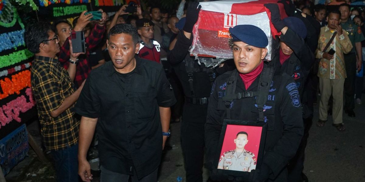 Kapolri Beri Kenaikan Pangkat Anumerta ke Almarhum AKPB Ulil Ryanto