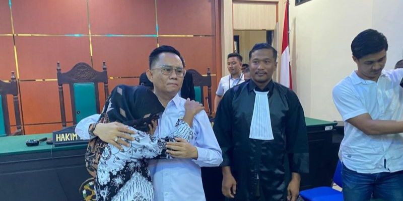 Guru Honorer Supriyani Divonis Bebas, Tangis Haru Keluarga dan Rekan Kerja Pecah di Ruang Sidang