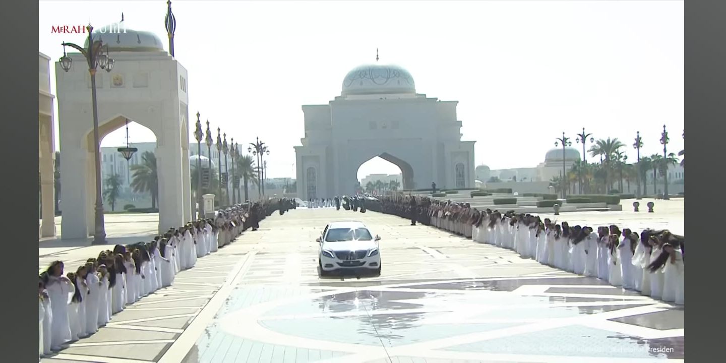 Momen Unik Prabowo Disambut Wanita Berbaju Putih Sambil Kibas-Kibas Rambut saat Lawatan ke UEA, Ternyata Ini Maknanya