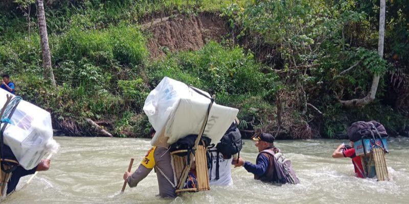 Cerita Polisi Jalan Kaki Terobos Sungai hingga Hutan Belantara Antar Logistik Pilkada ke Pelosok Banggai