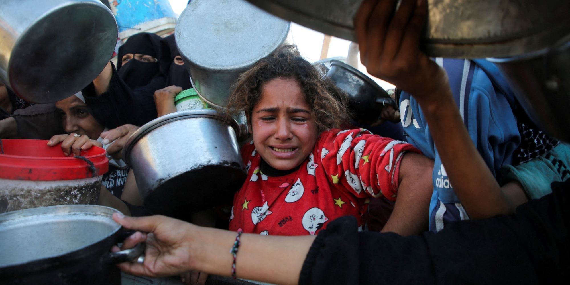 FOTO: Rintih dan Tangis Anak-Anak Kelaparan di Jalur Gaza Berebut Makanan