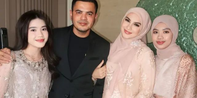 Cantiknya Irish Bella Datang ke Kondangan Bareng Haldy Sabri dan Anak Sambung, Penampilannya Kompak Banget