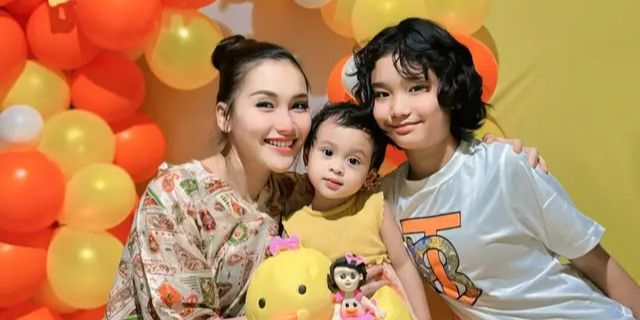 6 Potret Lucu Ulang Tahun Ke-2 Sumehra Keponakan Ayu Ting Ting, Tiba-Tiba Kangen Sang Adik yang Meninggal Dunia