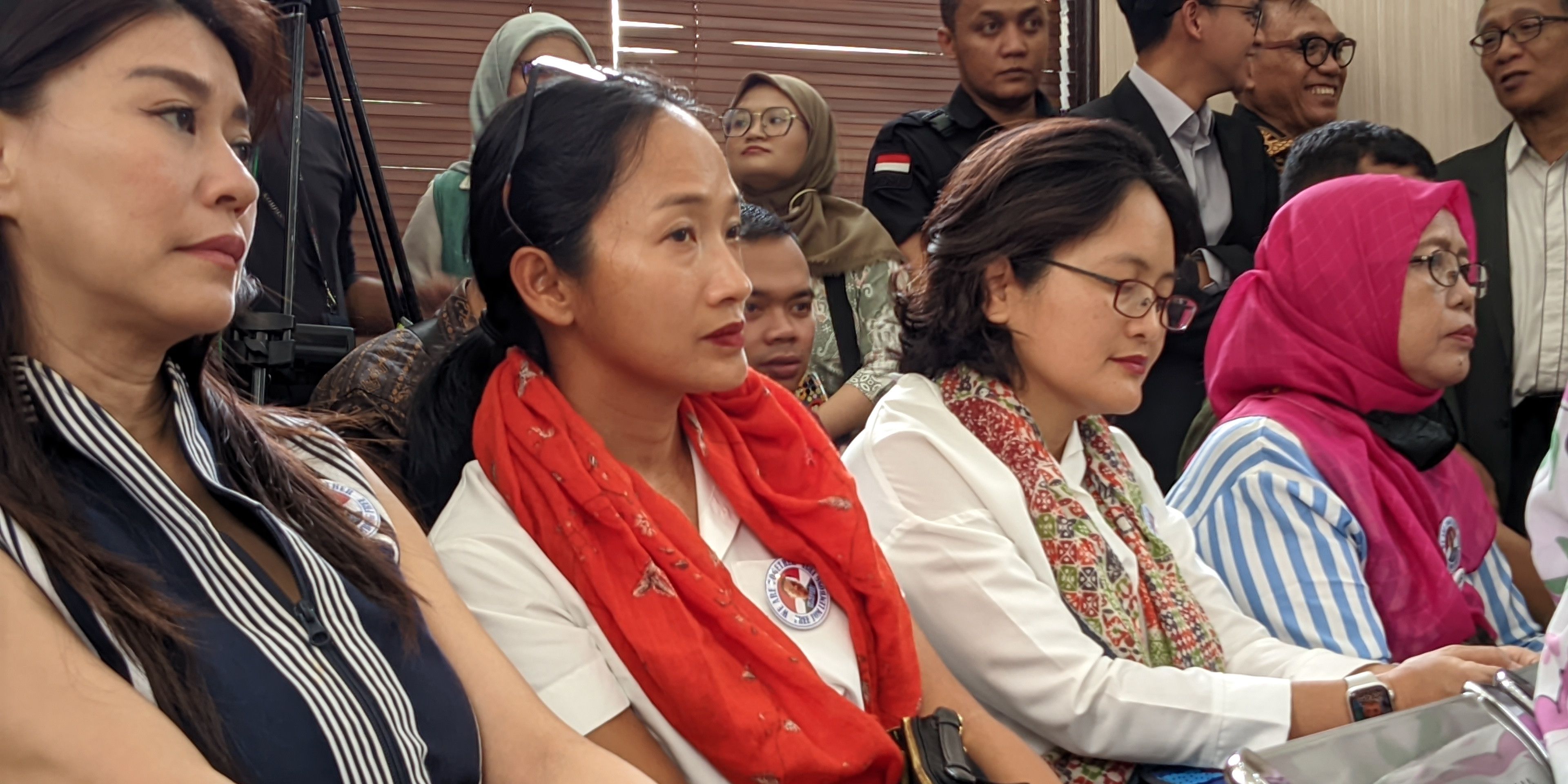 Jelang Putusan Praperadilan Tom Lembong, Istri dan Pendukung Penuhi Ruang  Sidang PN Jaksel