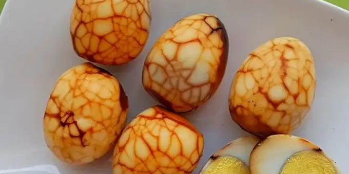 Trik Sederhana Membuat Telur Pindang Batik dengan Motif yang Memukau