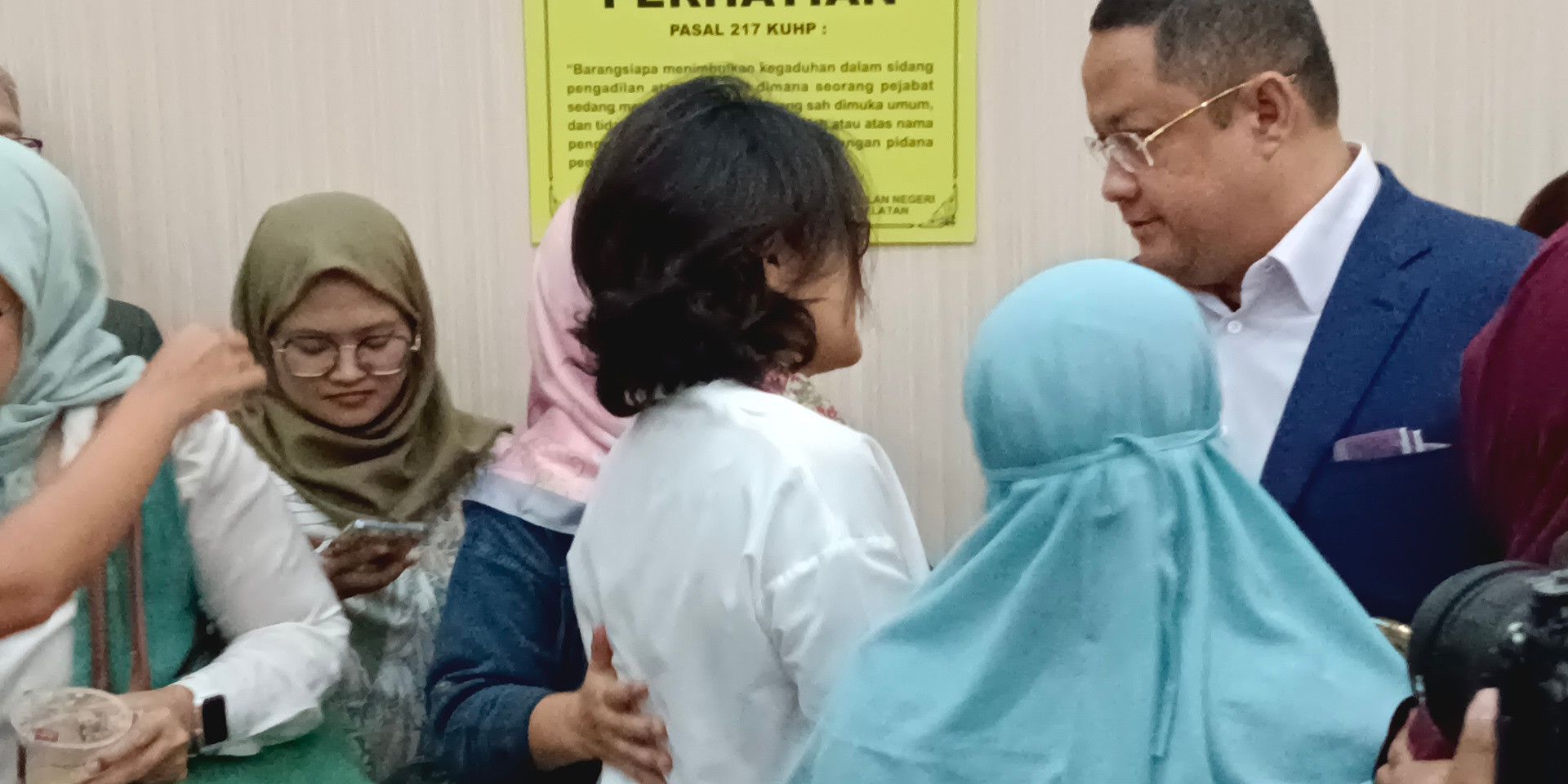 Tangis Istri Pecah Usai Hakim Tolak Praperadilan Tom Lembong