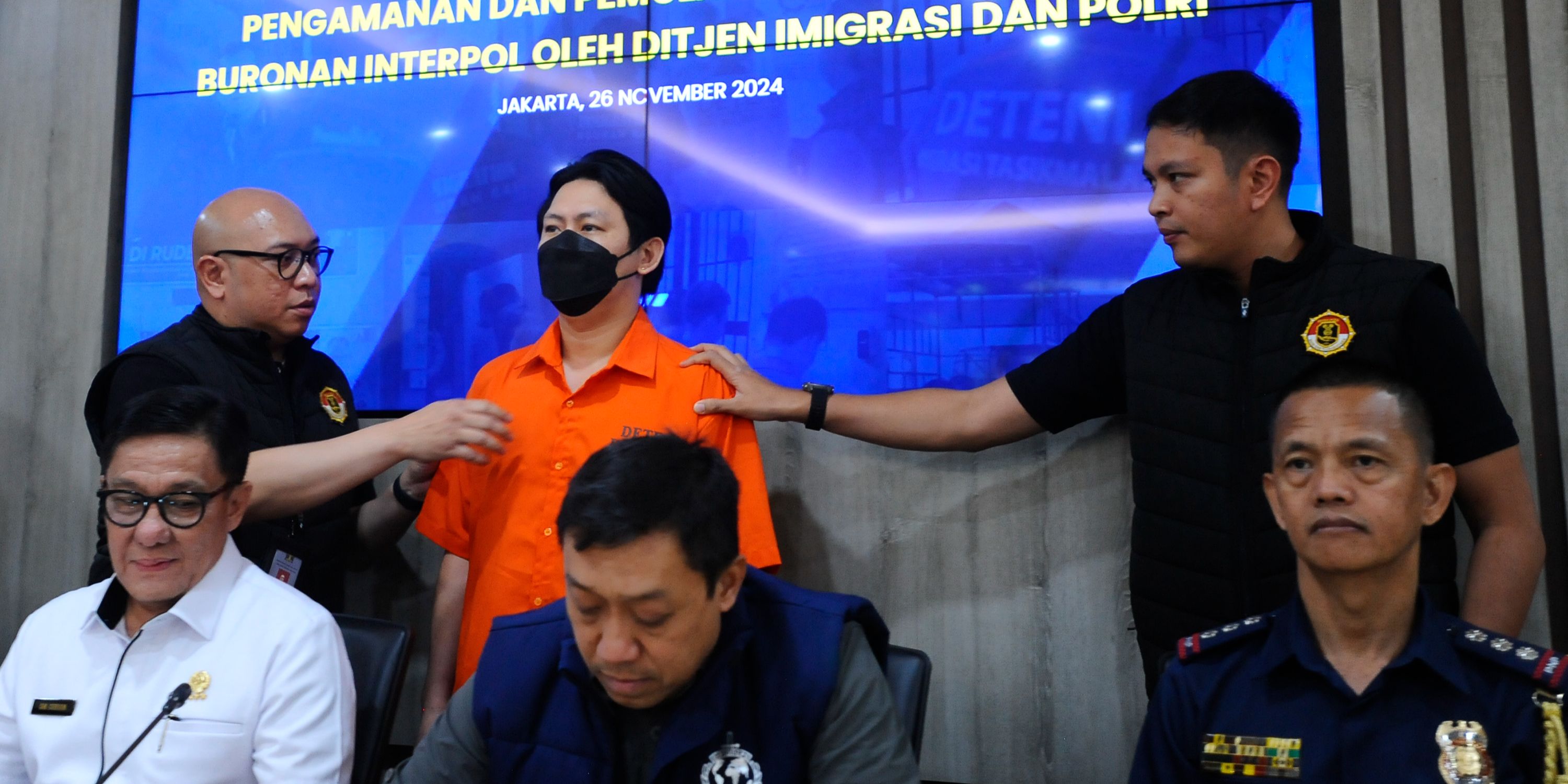 FOTO: Ditjen Imigrasi Pulangkan Buronan Interpol Asal Filipina, Ditukar Buron Judol RI Handoyo Salman