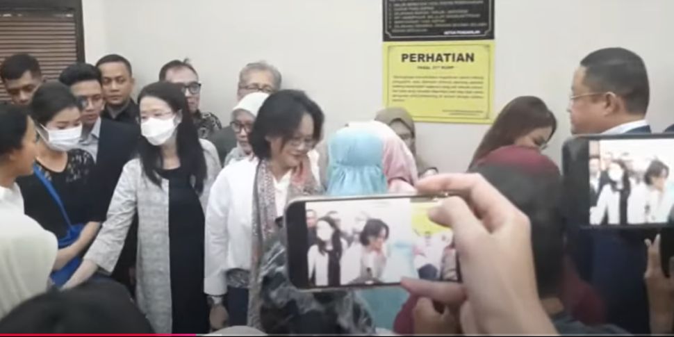 VIDEO: EMOSI! Emak-Emak Pendukung Tom Lembong Ngamuk di Sidang Usai Hakim Tolak Praperadilan