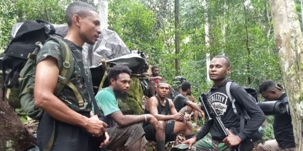 Kisah Haru Petugas Antar Logistik Pilkada di Pedalaman Papua Barat, Tiga Hari Jalan Kaki Turuni Lembah Curam