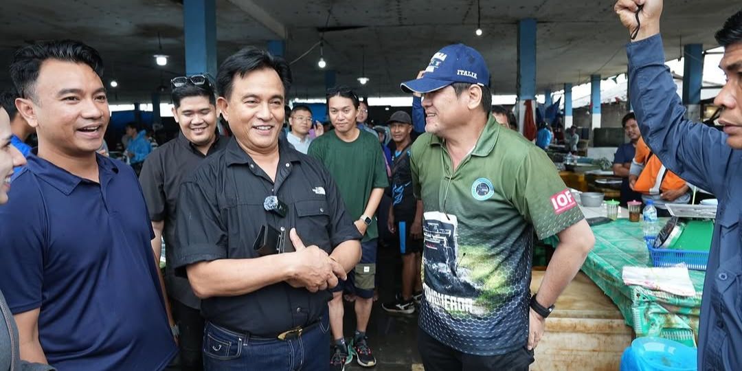 Gaya Keren Menko HAM Jalan-Jalan ke Pasar Ikan, Tak Disangka Bertemu Eks Bupati Adik Ahok