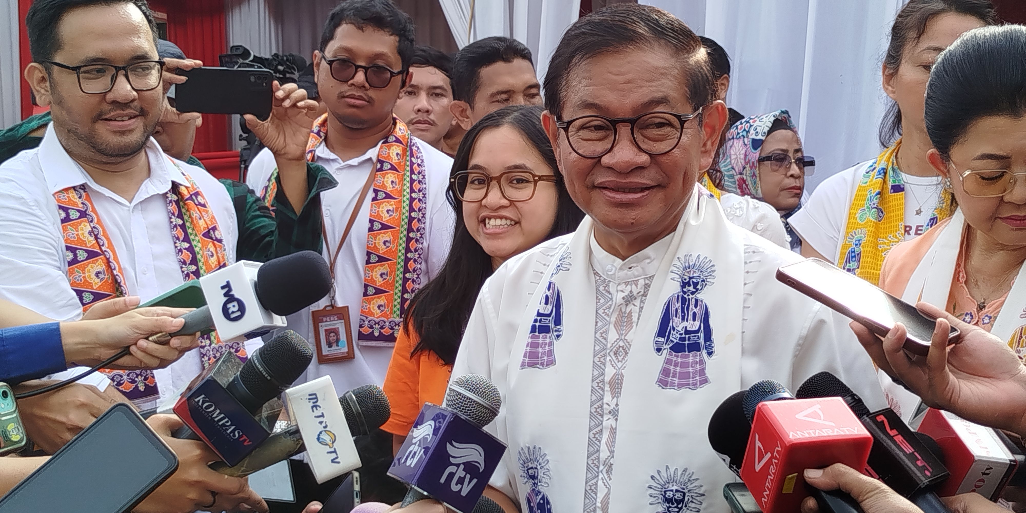 Pakai Baju Koko Putih, Pramono Anung Nyoblos Bareng Keluarga di Cipete