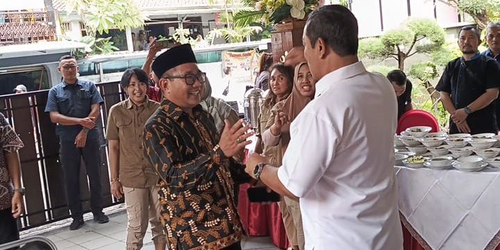 Nyoblos di TPS 03 Lempongsari, Cawagub Hendi Ditemani Istri dan 3 Anaknya