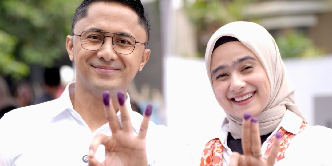 Kompak Putih-Putih, Hengky Kurniawan dan Istri Pamer Tiga Jari Bertinta