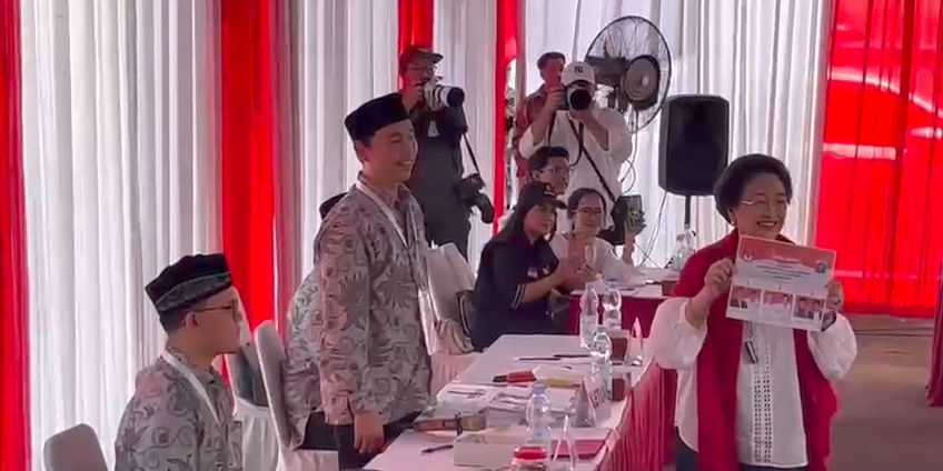 Potret Ketum PDIP Megawati Dikelilingi Anak, Mantu hingga Cagub Jakarta Menuju TPS