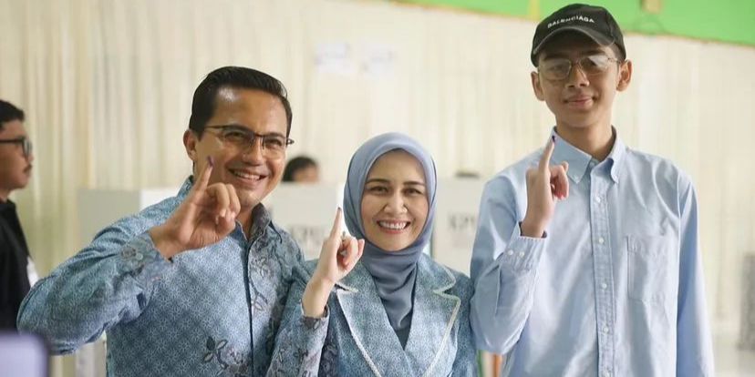 Potret Cabup Sahrul Gunawan dan Istri Kompak Pakai Batik Biru & Pose Jari Bertinta Usai Nyoblos