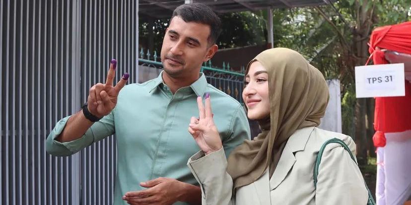 Gaya Aktor Ganteng Ini Pose Dua Jari Pamerkan Tinta Tanda Sudah Coblos Pilkada Serentak